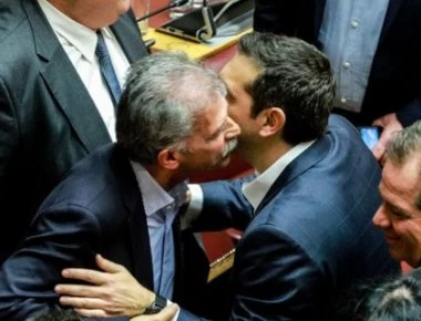 Ο Αλ. Τσίπρας κατέβηκε στα βουλευτικά έδρανα και ασπάστηκε Ν. Κοτζιά και Σπ. Δανέλλη (φώτο)